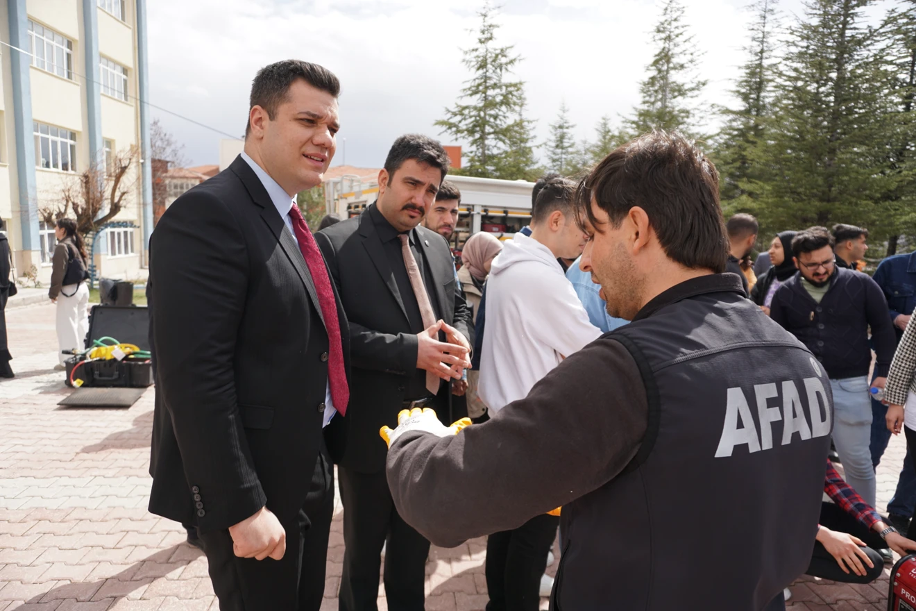 Yüksekokulumuzda Afetlere Müdahale ve Yangın Tatbikatı Etkinliği Düzenledik